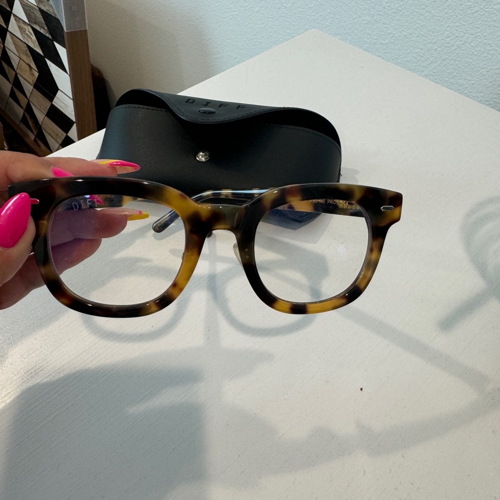 Diff blue light glasses in tortoise shell